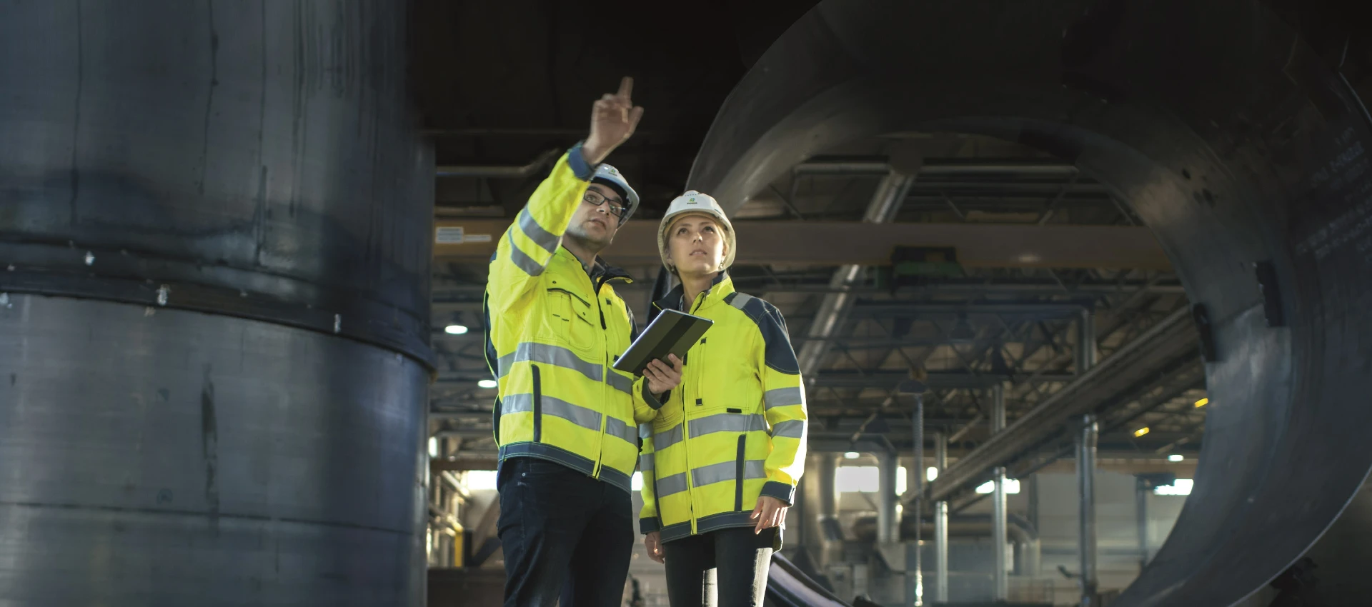 twee engineers inspecteren een industrieel bedrijf