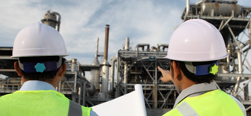 engineering-werkvoorbereider-projectlocatie-industrie Projectleider en werkvoorbereider op projectbezoek