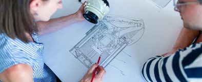 Engineers kijken vergelijken ontwerp met technische tekening