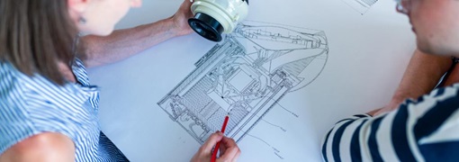 Engineers kijken vergelijken ontwerp met technische tekening