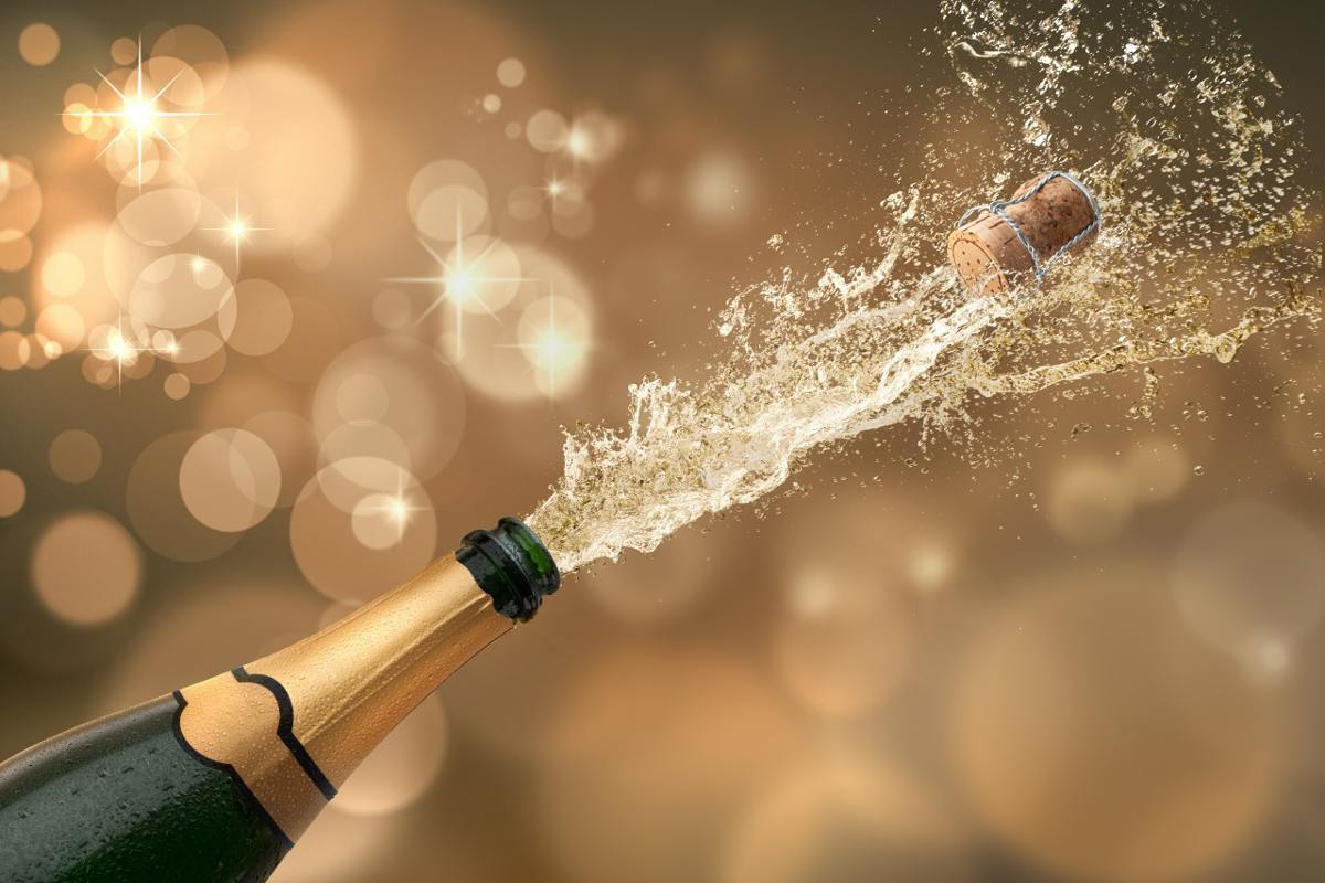 Champagne fles ontkurkt feestelijk