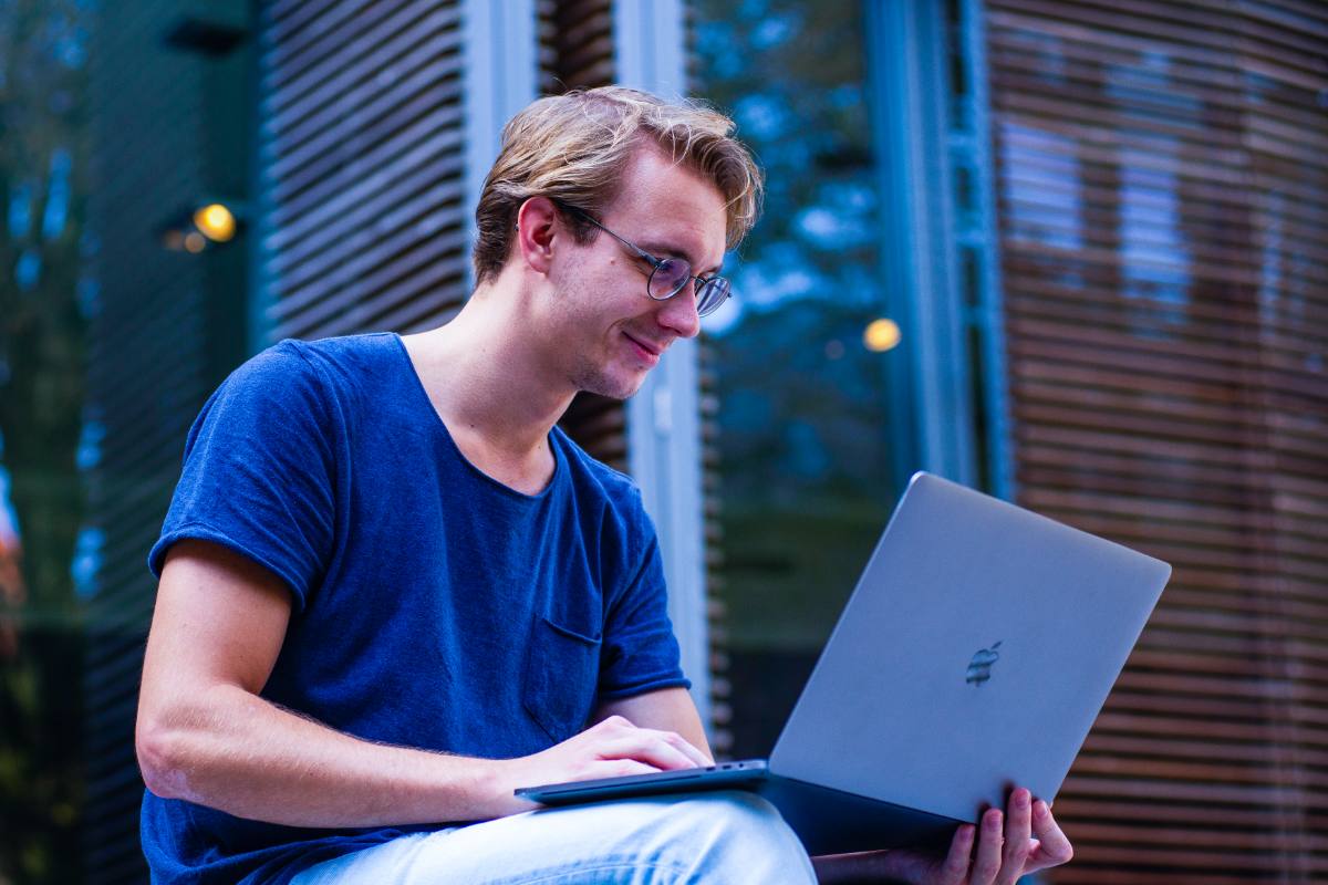 millennial-kijkt-op-laptop-1200x800 Millenial achter laptop