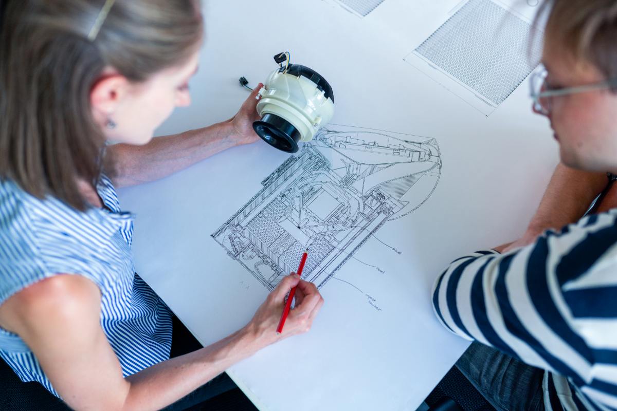 Engineers kijken vergelijken ontwerp met technische tekening