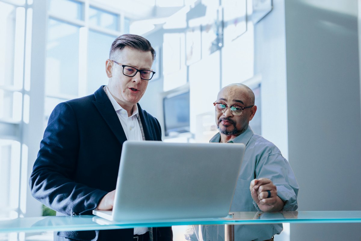 Man achter laptop geeft instructie