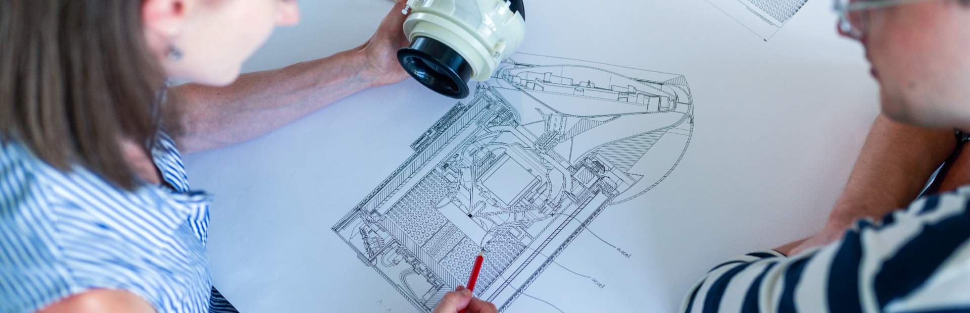 header-technische-tekening-engineering Header Engineers vergelijken model met tekening